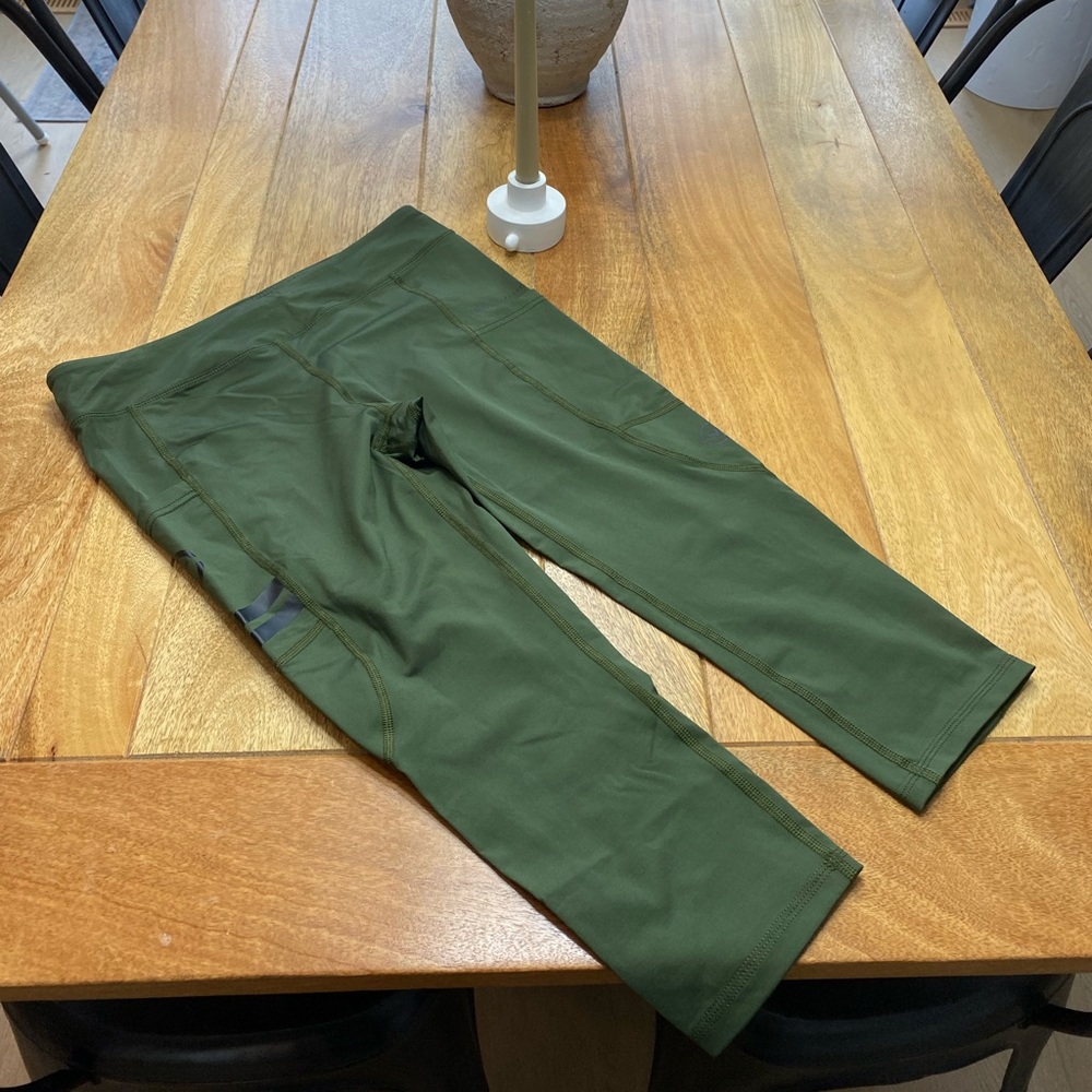 Virus Cropped Compression Leggings